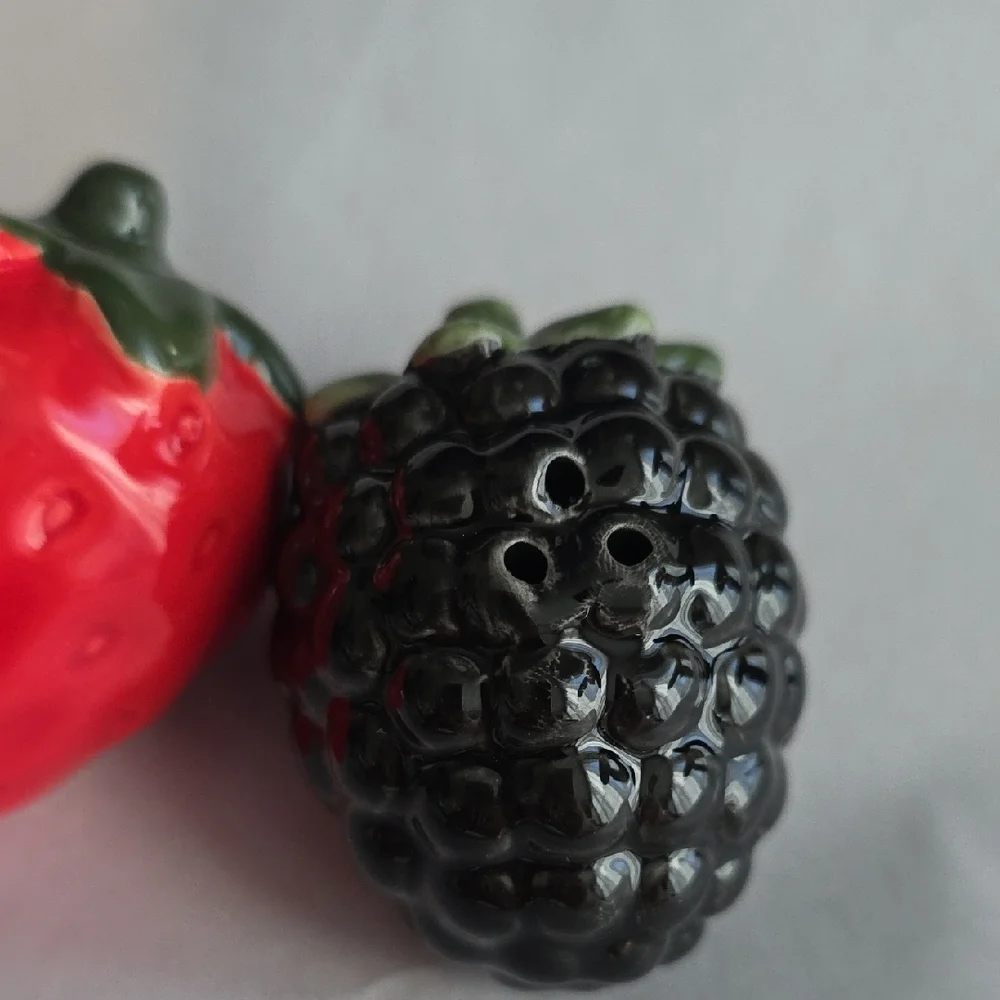 Strawberry & Blackberry Mini Salt and Pepper Shaker Set NWOT